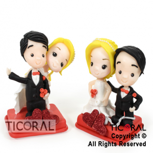 ADORNO PAREJA NOVIOS CON 2 CORAZONES PORCELANA FRIA x 1
